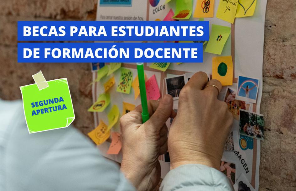 Convocatoria Manos colocando un post-it en una cartulina