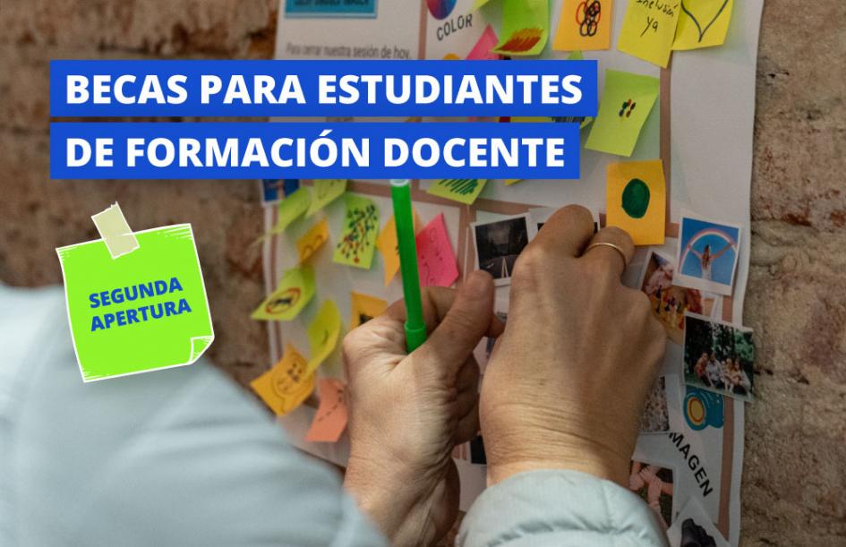 Manos colocando un post-it en una cartulina