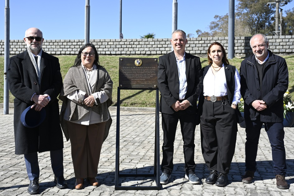 Comisión del Bicentenario culmina 2025 con un balance de las actividades conmemorativas en el país. El ministro con la subsecretaria y autoridades del MEC.