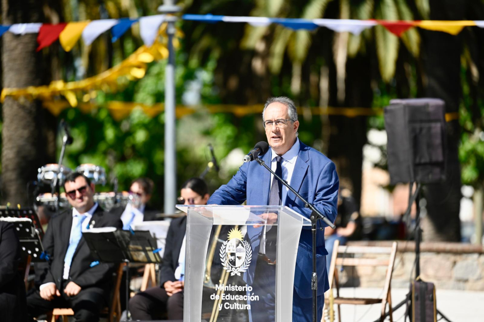 Comisión del Bicentenario culmina 2025 con un balance de las actividades conmemorativas en el país. Ministro hablando al público.