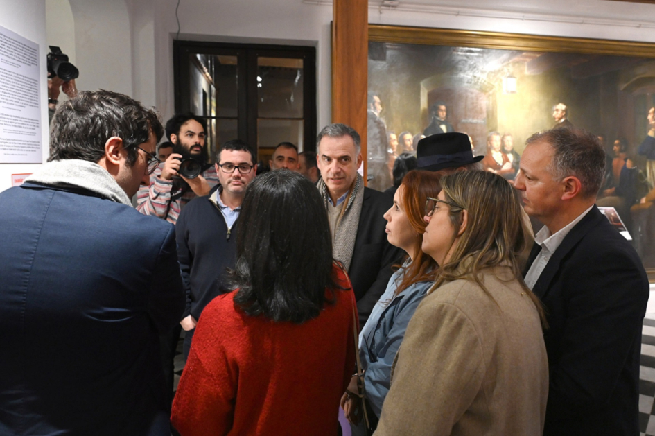 Comisión del Bicentenario culmina 2025 con un balance de las actividades conmemorativas en el país El presidente de la República conversando con autoridades.