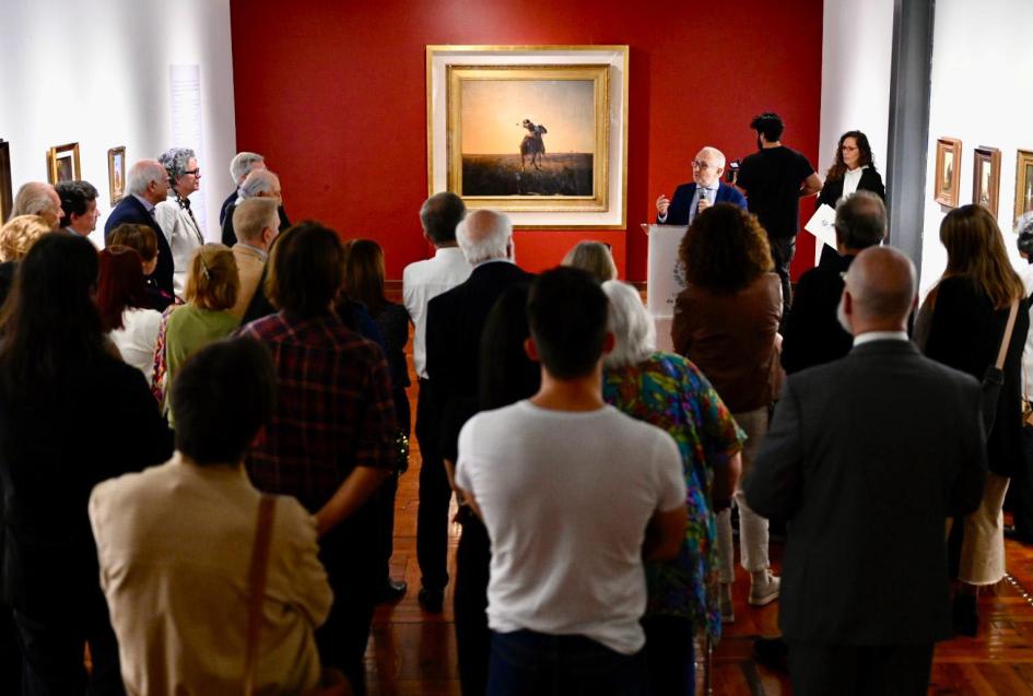 Autoridades y público en general asistieron a la inauguración de la exposición en el MNAV. Personas escuchando conferencia durante lanzamiento