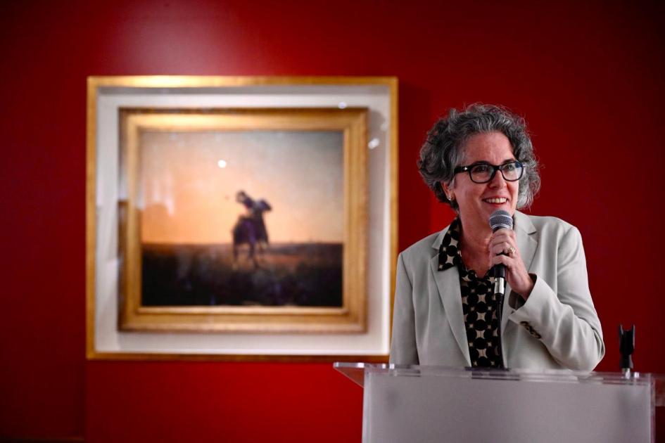 La directora nacional de Cultura, Mariana Wainstein definió al cuadro de Blanes como "impactante". Persona hablando al público