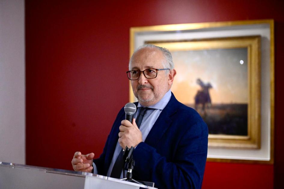 El ministro Da Silveira destacó el "momento excepcional" que estamos viviendo con esta exposición. Persona frente a cuadro habla en público