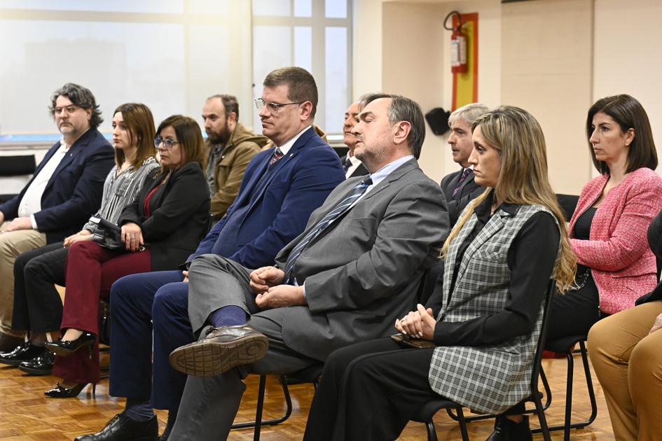 Personas en sala escuchando la ceremonia