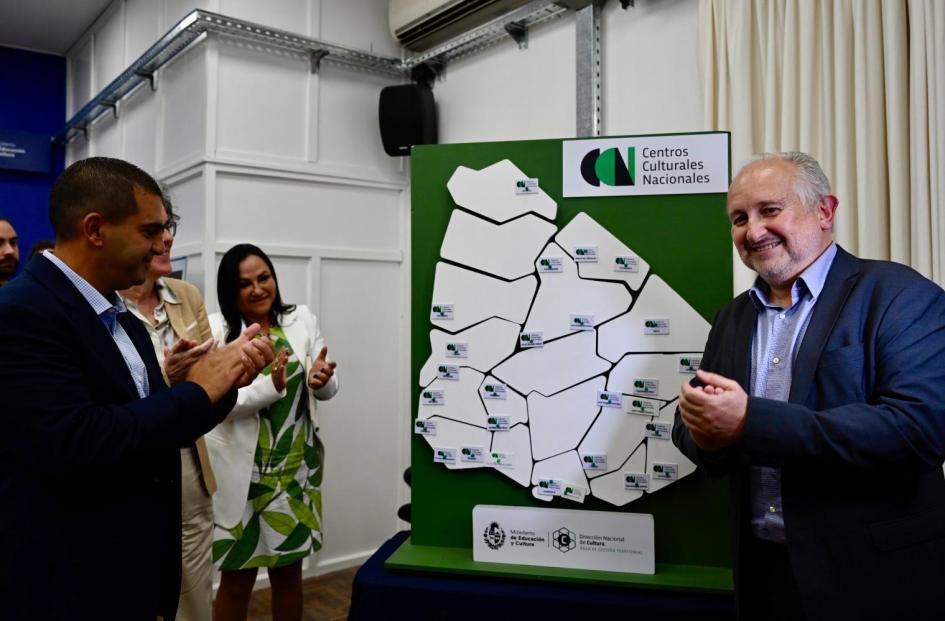 Autoridades descubren en el mapa el nuevo punto en la red de CCN Personas sobre cuadro