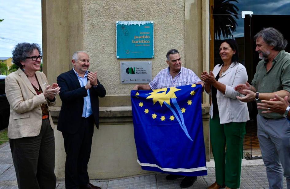 El Museo de las Primeras Ciudadanas Sudamericanas en Cerro Chato es el 28.° CCN del país Personas aplaudiendo y descubriendo placa
