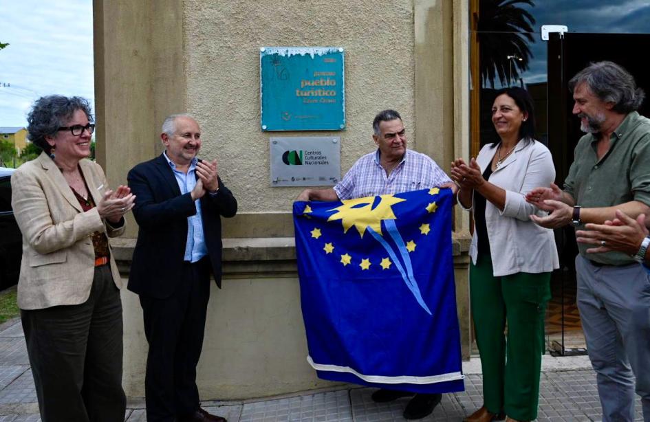 Personas aplaudiendo y descubriendo placa