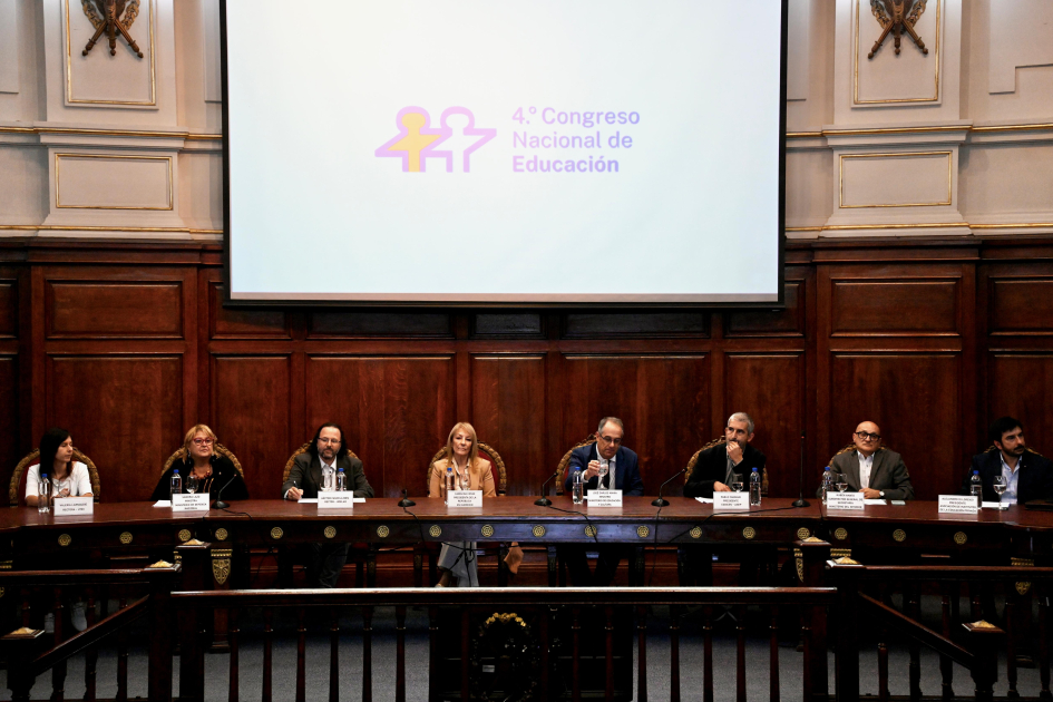 Autoridades en el lanzamiento de la Comisión Organizadora del 4º Congreso Nacional de Educación