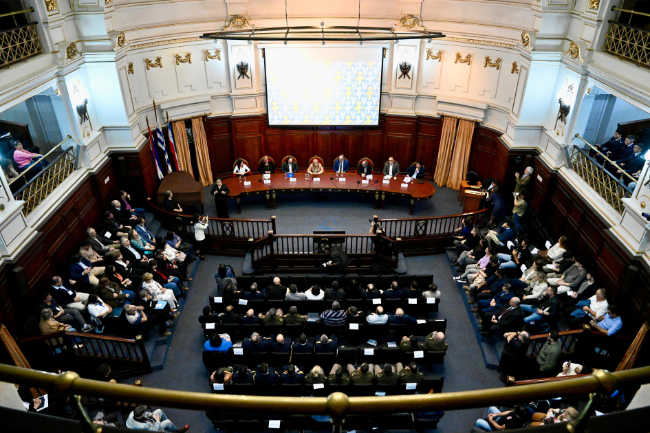 Público en el Paraninfo de la Udelar