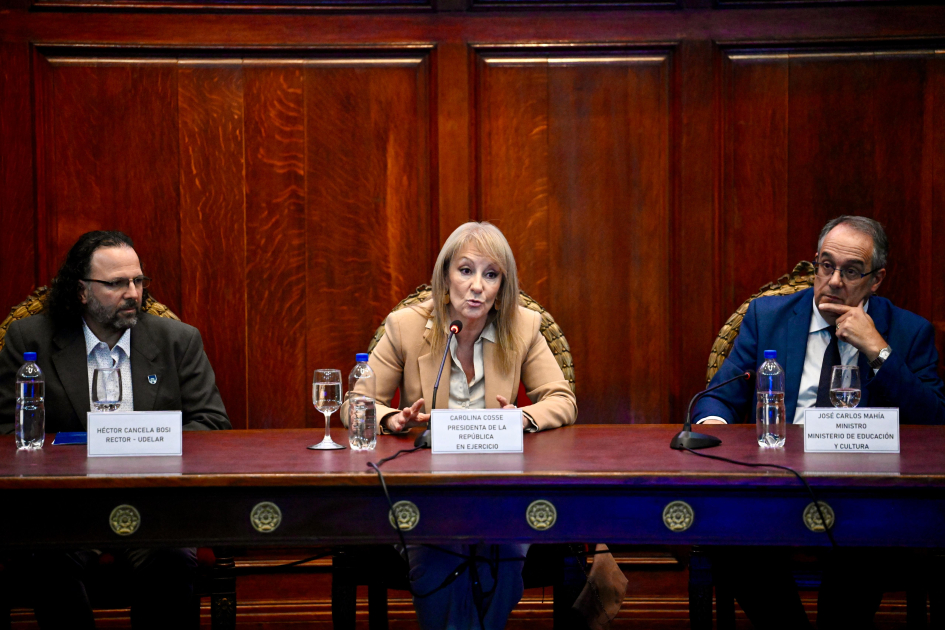 Presidenta en ejercicio, Carolina Cosse, ministro Mahía y Rector de la Udelar, Héctor Cancela