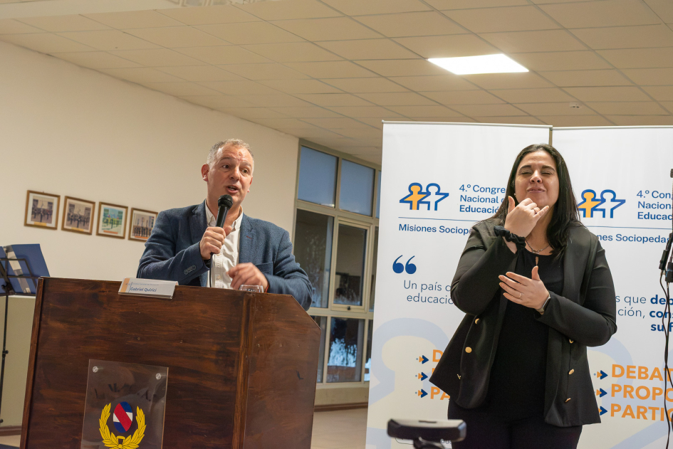 Avanza Congreso Nacional de Educación: Tacuarembó realizó 2.° encuentro regional Director de Educación hablando desde un atril
