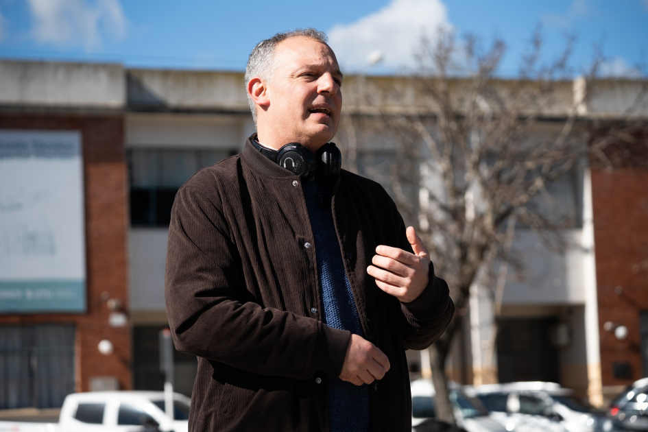 Gabriel Quirici dando una charla al aire libre