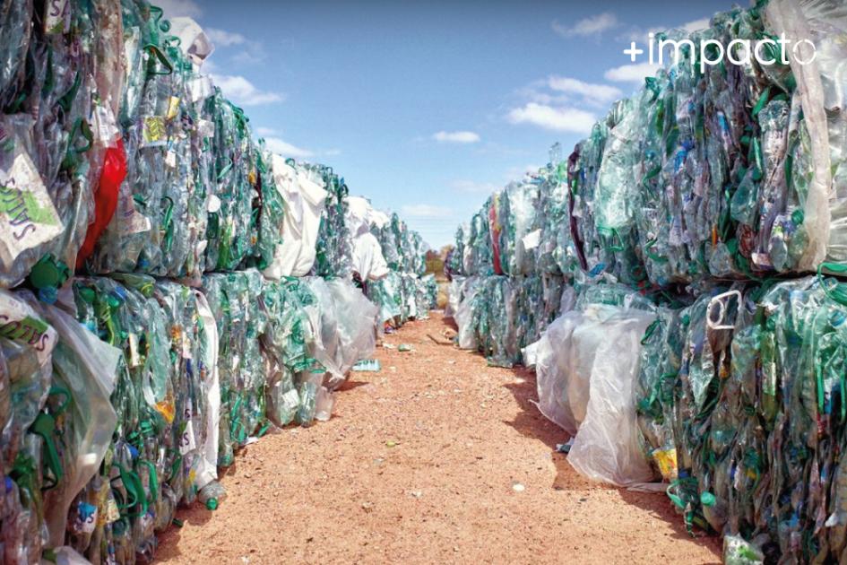 Los plásticos se venden a industrias que reciclan y vuelven a introducirlo a la economía circular Envases de plástico comprimidos para reciclar