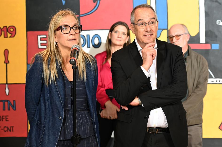 Erika Hoffmann y el ministro Mahía frente al público