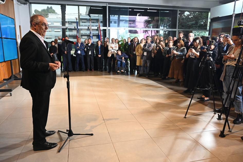 Ministro Mahía habla en público