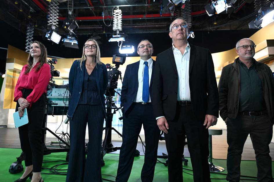 Autoridades en el estudio del Canal
