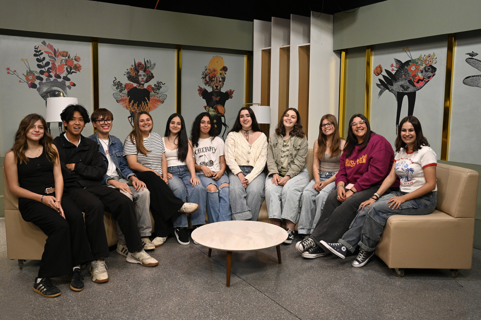 Jóvenes posan para foto en un estudio de televisión.