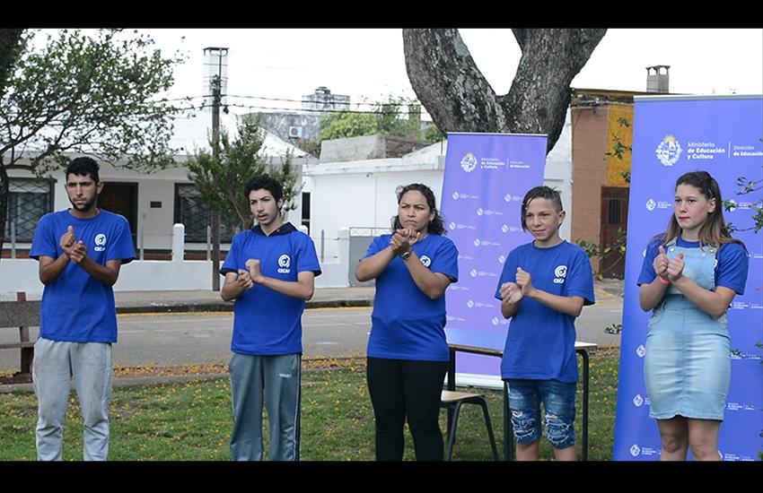 Estudiantes de Cecap interpretarán una canción de forma verbal (cantada) y otra parte en Lengua de Señas Uruguaya (LSU). personas paradas
