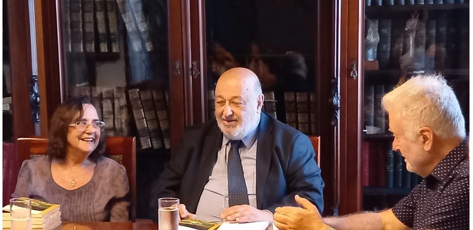 Martha Canfield leyó poemas en la Academia