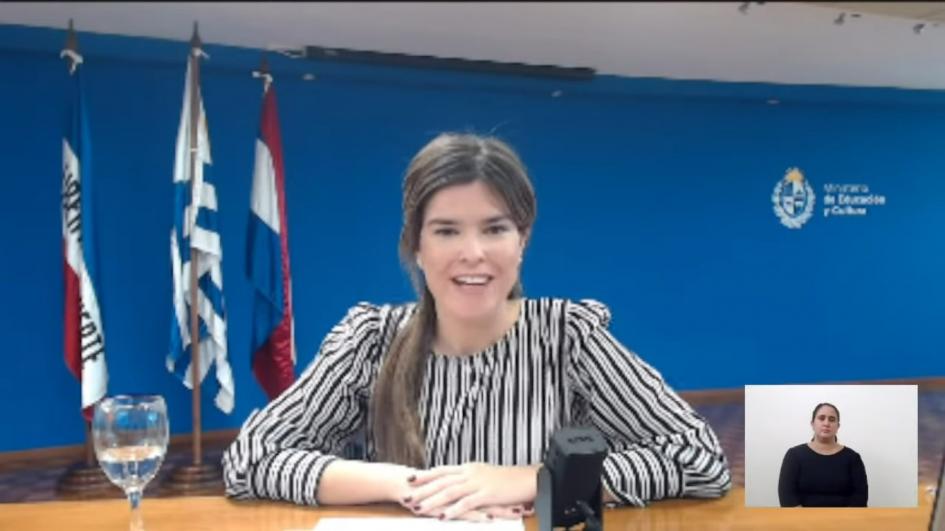 Saludo en el conversatorio «Aproximación al autismo desde una perspectiva inclusiva» Sanguinetti saludando al público e intérprete de LSU en recuadro en el margen inferior derecho.