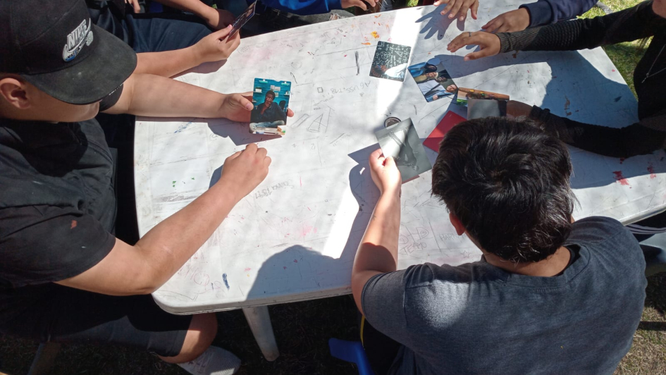 Jornada en CECAP Paysandú. Toma área de jóvenes compartiendo una actividad.