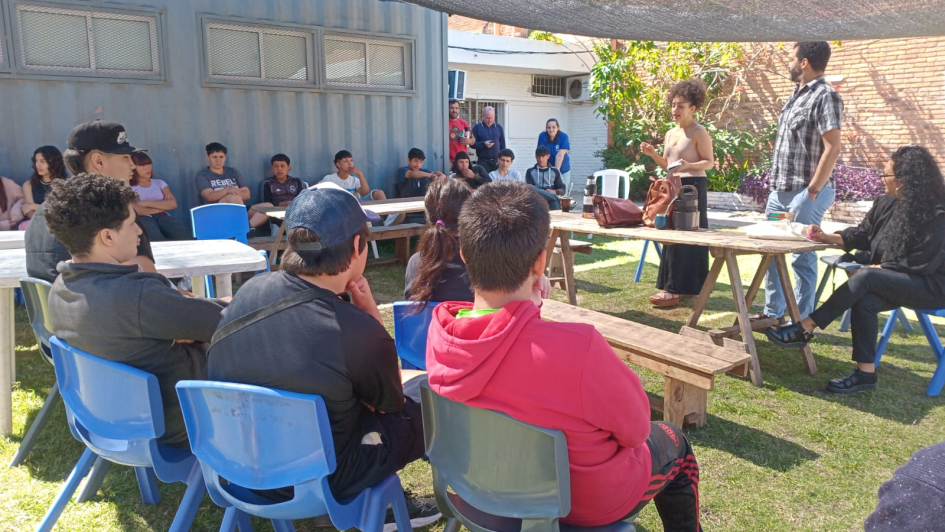 Jornada en CECAP Paysandú. Jóvenes escuchando una clase al aire libre.