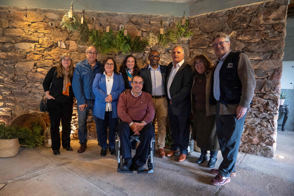 Autoridades en la celebración de la designación de Manantiales Serranos como Geoparque Mundial