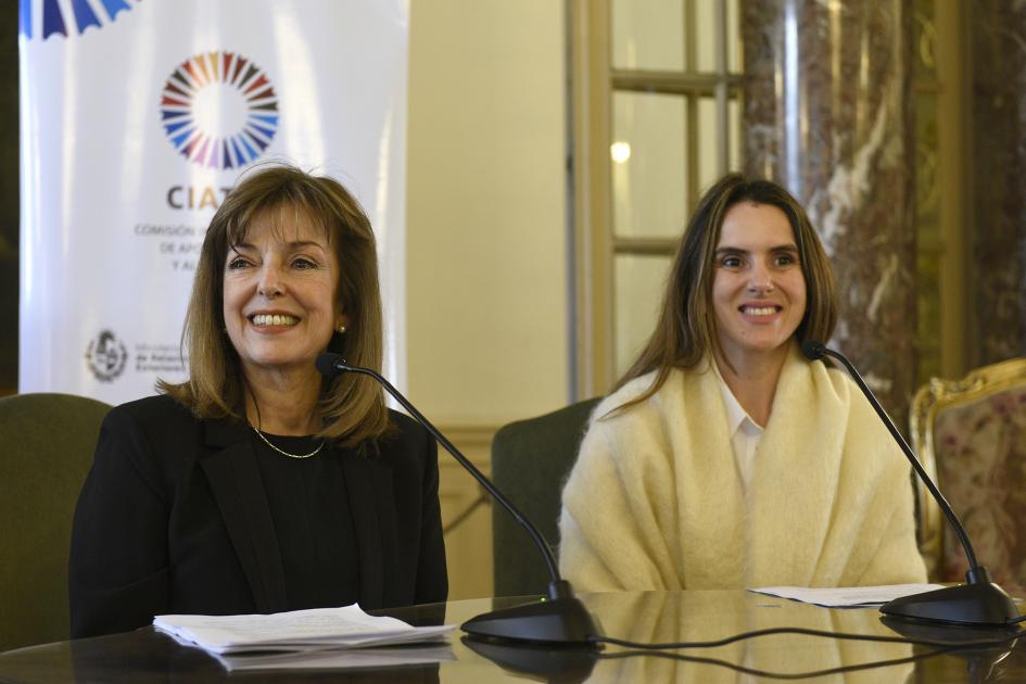 Dos mujeres sentadas en mesa