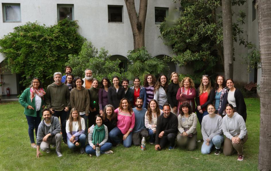 Participantes del proyecto ciencia que siembra en le jardín del Instituto