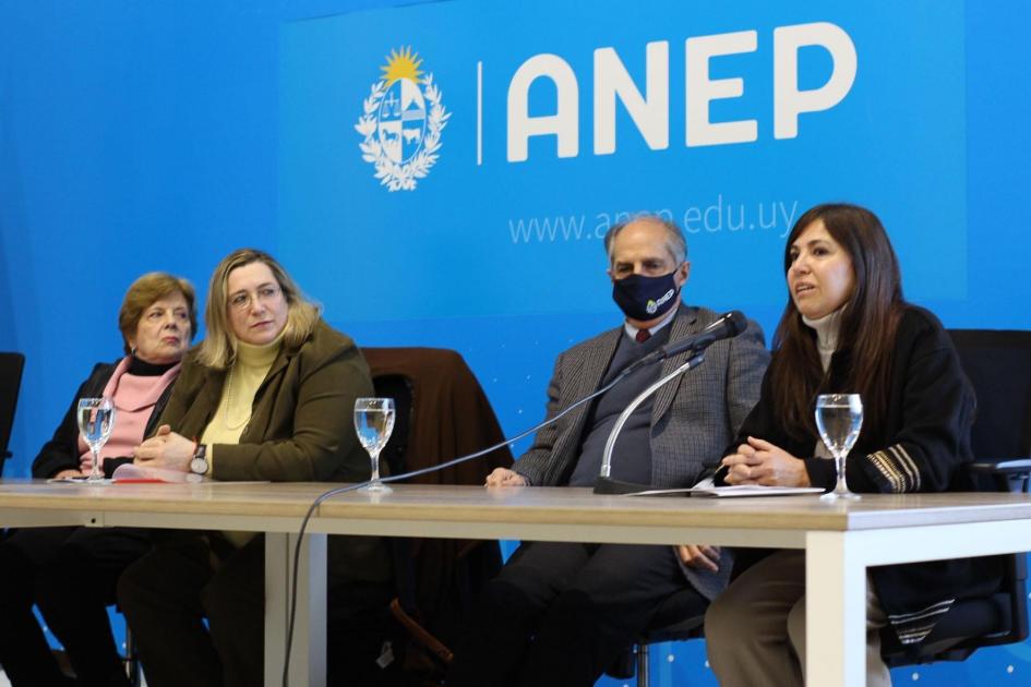 Rosario Rodríguez, en representación de la DNE haciendo uso de la palabra en la Mesa de Autoridades.