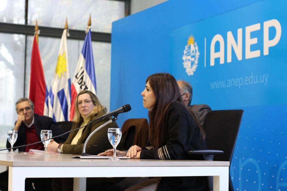 Rosario Rodríguez, en representación de la DNE haciendo uso de la palabra en la Mesa de Autoridades
