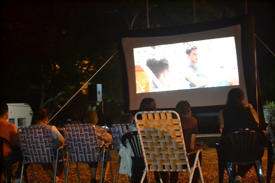 Cine al aire libre Personas al aire libre mirando una película
