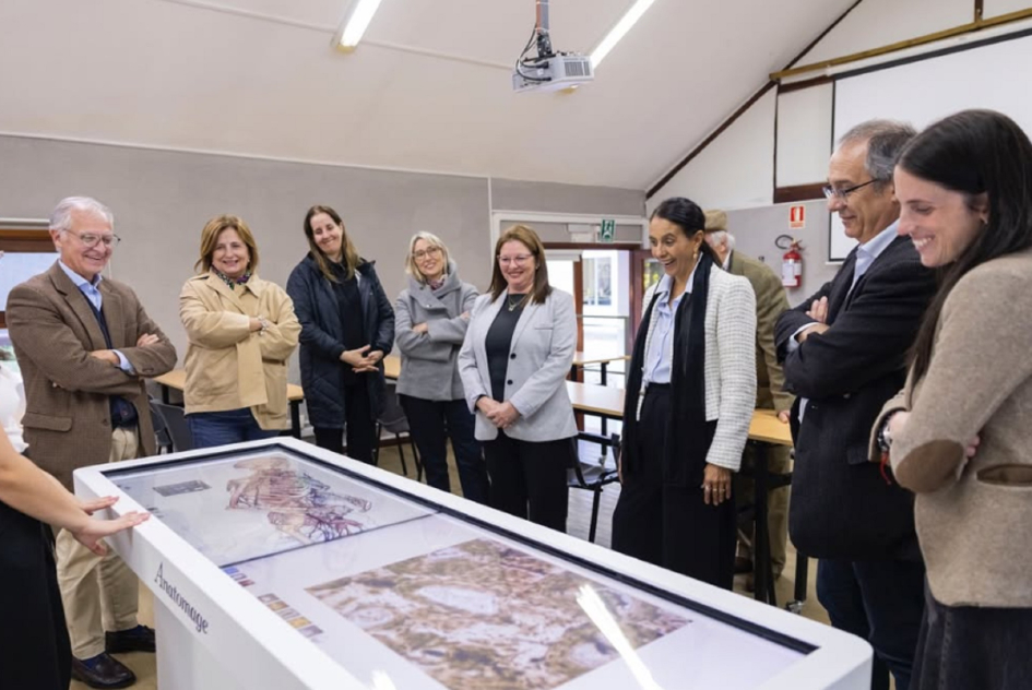 Personas alrededor de una exposición