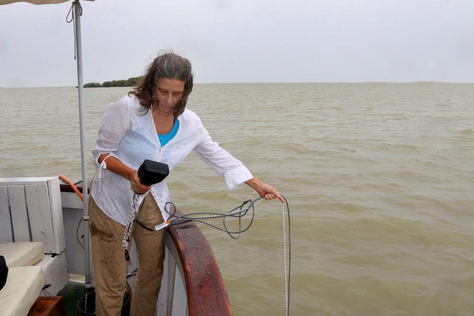 Claudia Piccini, investigadora del IIBCE, tomando mediciones en el Río de la Plata.