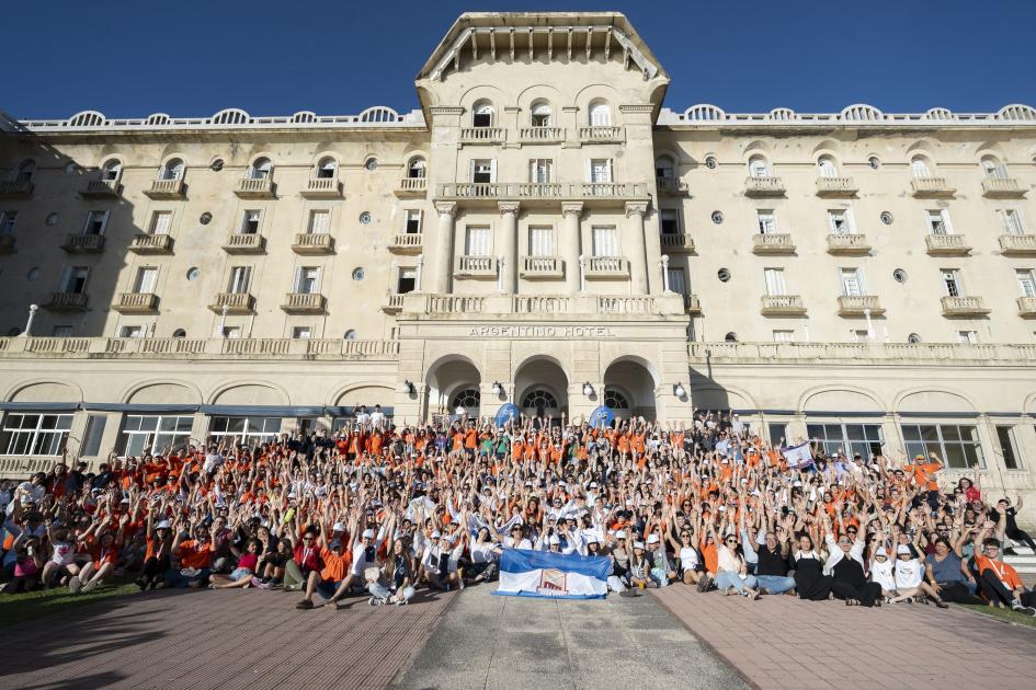 38ª Feria Nacional de Clubes de Ciencia Foto aérea de una multitud saludando al drone en la explanada del Hotel Argentino