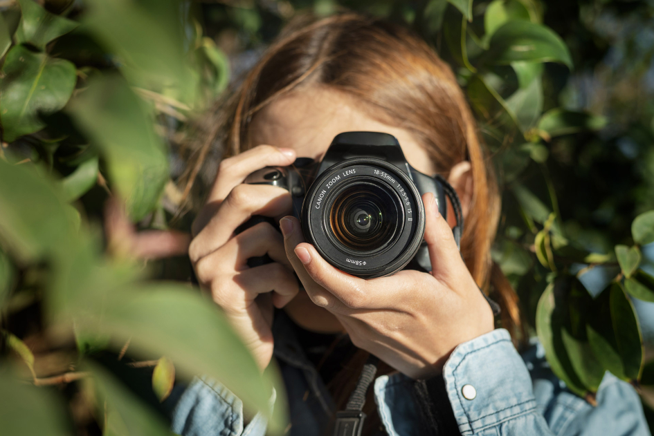 Convocatoria concurso fotográfico “Rutas UNESCO Uruguay 2025”. Persona con una cámara de foto