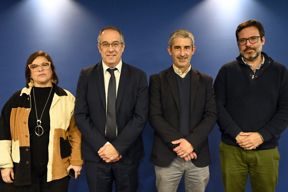 Autoridades posan para foto