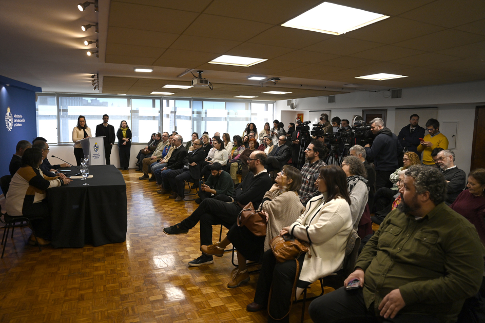 Plano general del salón de actos con público
