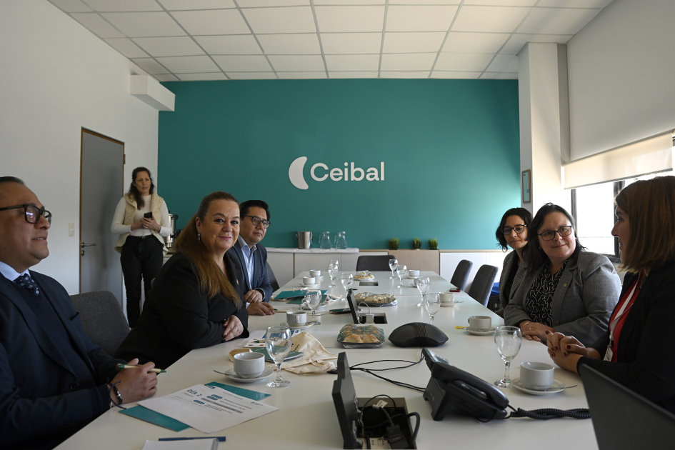 Personas en reunión. 