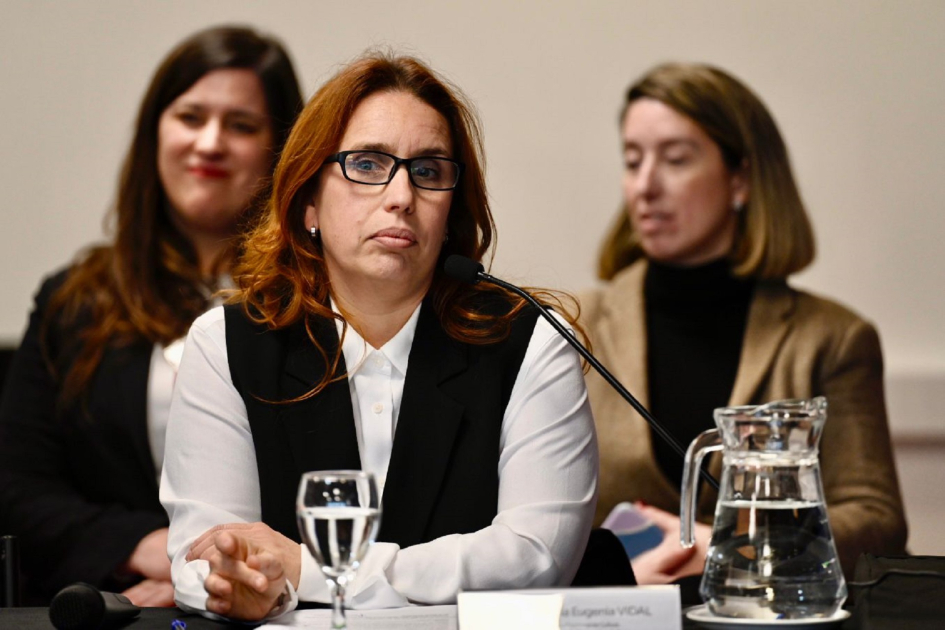 Mujer hablando en reunión.