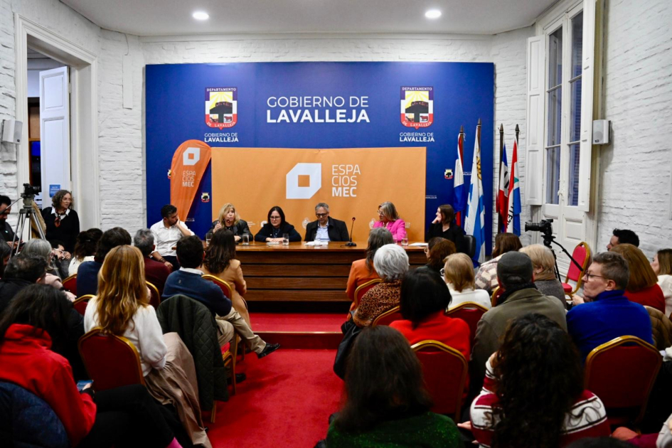 En la Intendencia de Lavalleja se realizó la mesa de discusión "Políticas públicas y territorio". Plano general