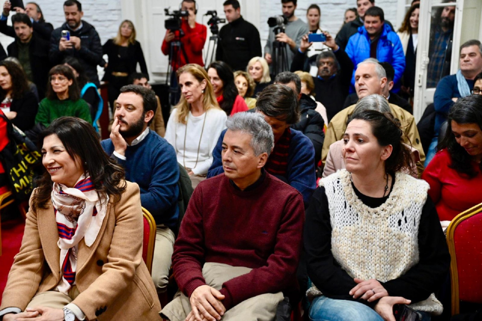 La sala de la Intendencia de Lavalleja se colmó de autoridades y público. Personas participando de una mesa de discusión
