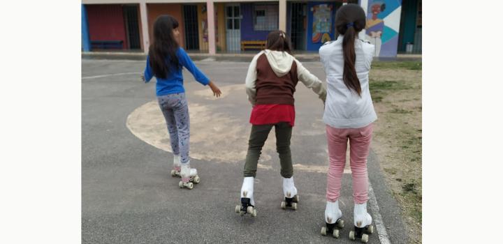 Adolescentes en patines