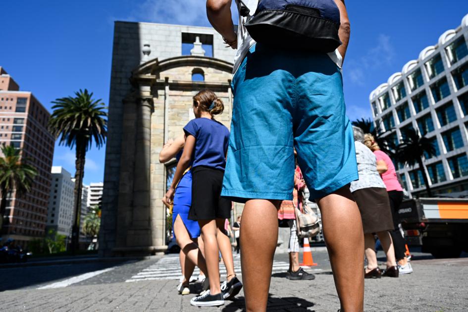 Cultura en verano Imagen de personas en la puerta de la Ciudad Vieja