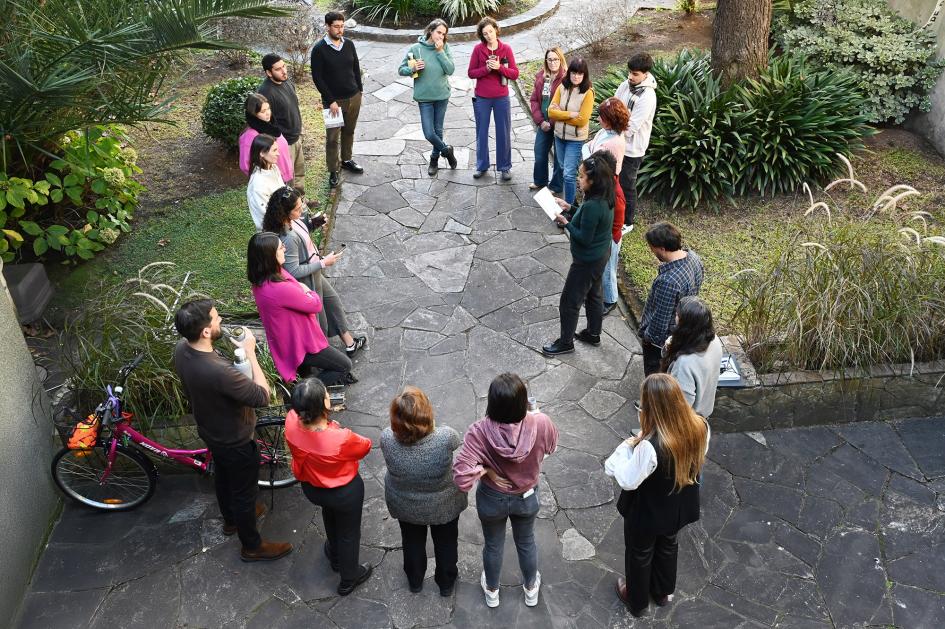 Personas en ronda conversando