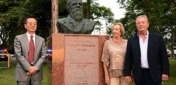 Inauguración Autoridades junto a la escultura