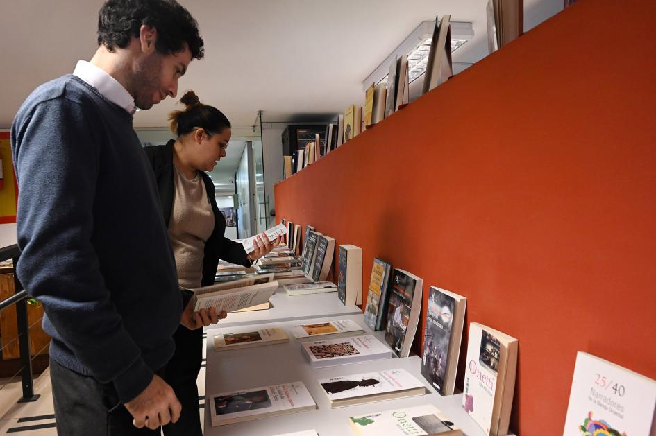 Personas eligiendo libros