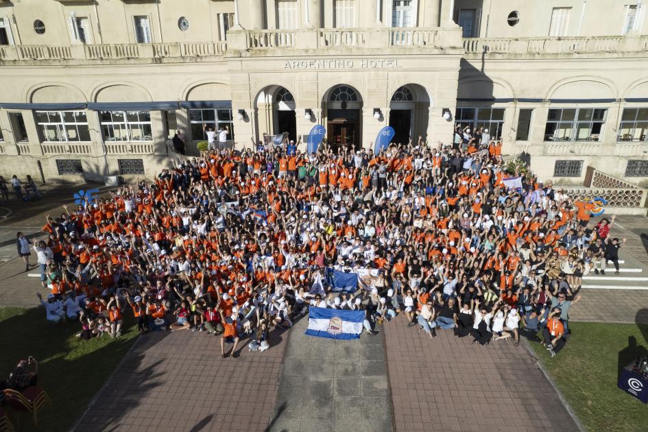 38ª Feria Nacional de Clubes de Ciencia Foto aérea de una multitud saludando al drone en la explanada del Hotel Argentino