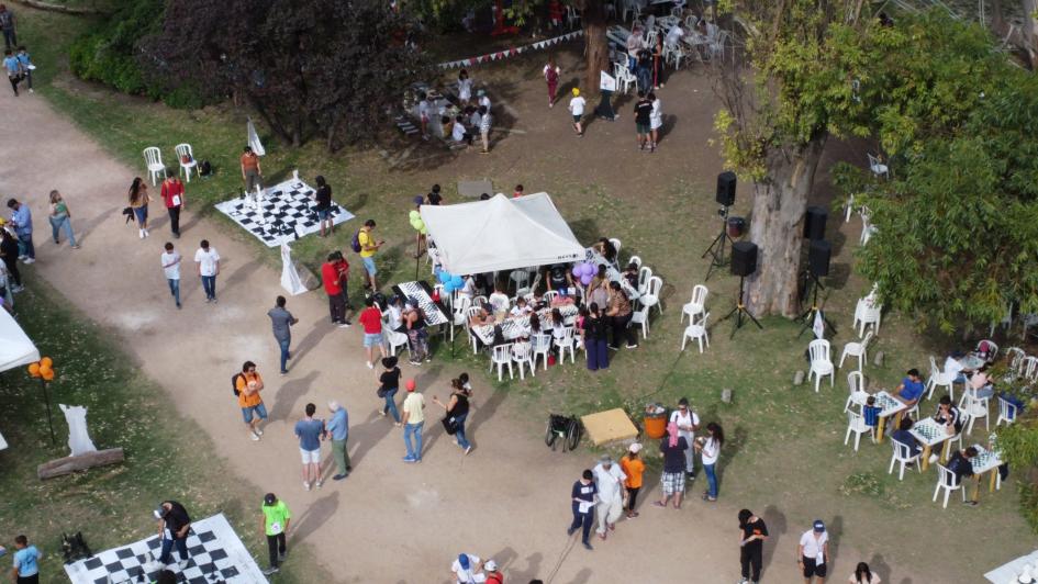 Vista aérea del evento donde se ve una carpa y personas caminando